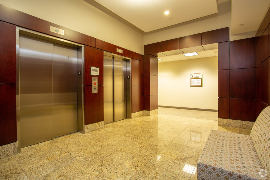 5875 Bremo Rd, Richmond, VA à louer - Hall d’entrée – Image 3 sur 3