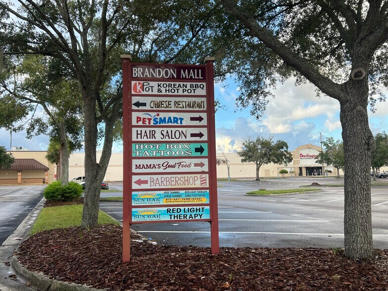 1041 W Brandon Blvd, Brandon, FL à louer - Photo de l’immeuble – Image 2 sur 6