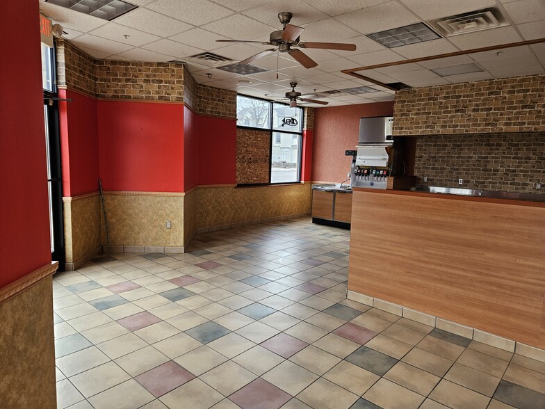 1629 E Michigan Ave, Lansing, MI à louer - Hall d’entrée – Image 2 sur 13