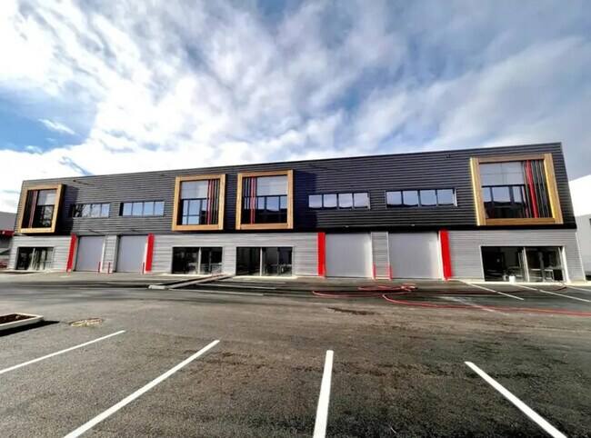 Plus de détails pour 10-14 Rue De Bretagne, Saint-Quentin-Fallavier - Local d'activités à louer
