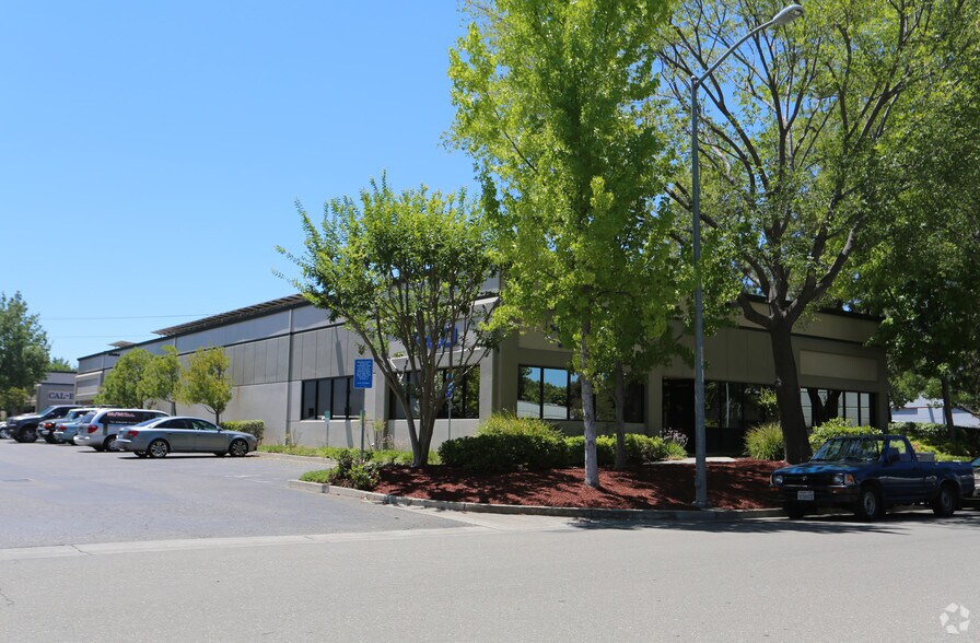 1069 Serpentine Ln, Pleasanton, CA à louer - Photo de l’immeuble – Image 2 sur 4