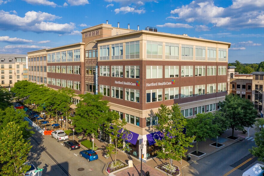 62 Memorial Rd, West Hartford, CT à louer - Photo principale – Image 1 sur 13