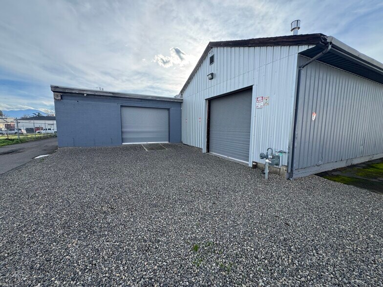 850 Beatty St, Medford, OR à louer - Photo de l’immeuble – Image 3 sur 23