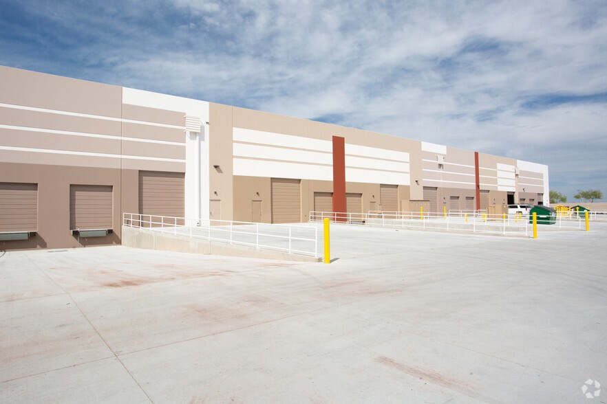 11560 N Dysart Rd, Surprise, AZ à louer - Photo de l’immeuble – Image 2 sur 3