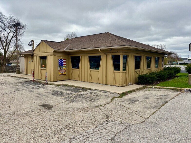 676 Grand Ave, Hartford, WI à vendre - Photo de l’immeuble – Image 1 sur 4