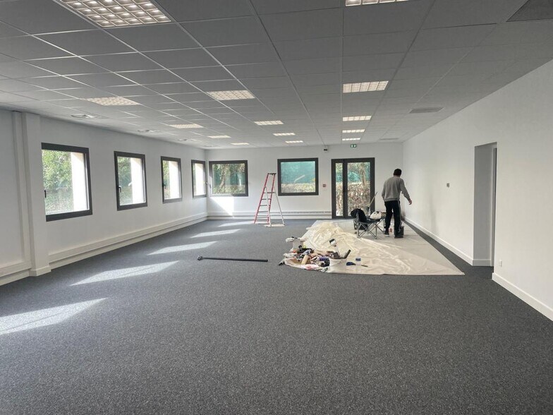 Bureau dans Aubagne à louer - Photo de l’immeuble – Image 2 sur 5