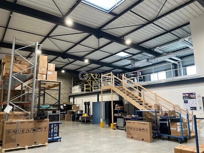 Plus de détails pour Local d'activités à louer