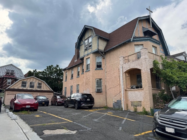 4124 76th St, Elmhurst, NY à vendre - Photo de l’immeuble – Image 2 sur 3