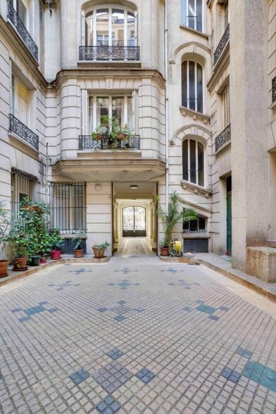 35 Rue Beaubourg, Paris à louer - Photo de l’immeuble – Image 3 sur 9