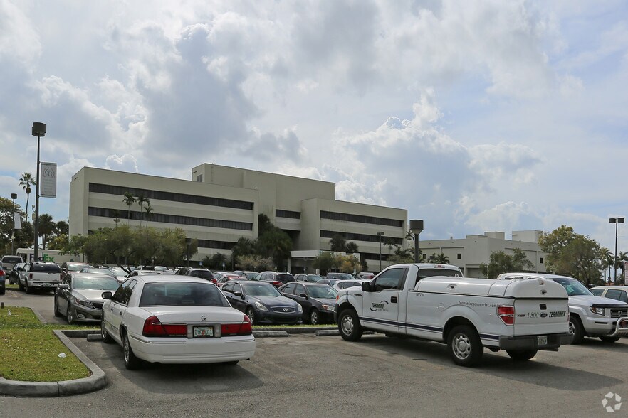 1100-1190 NW 95th St, Miami, FL à louer - Photo de l’immeuble – Image 3 sur 8
