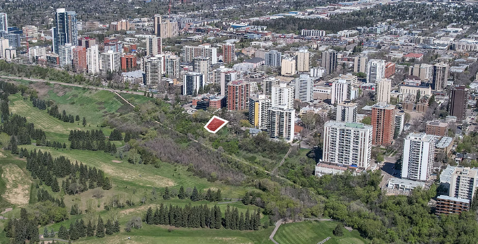 9918 115 St NW, Edmonton, AB à vendre - Photo principale – Image 1 sur 7