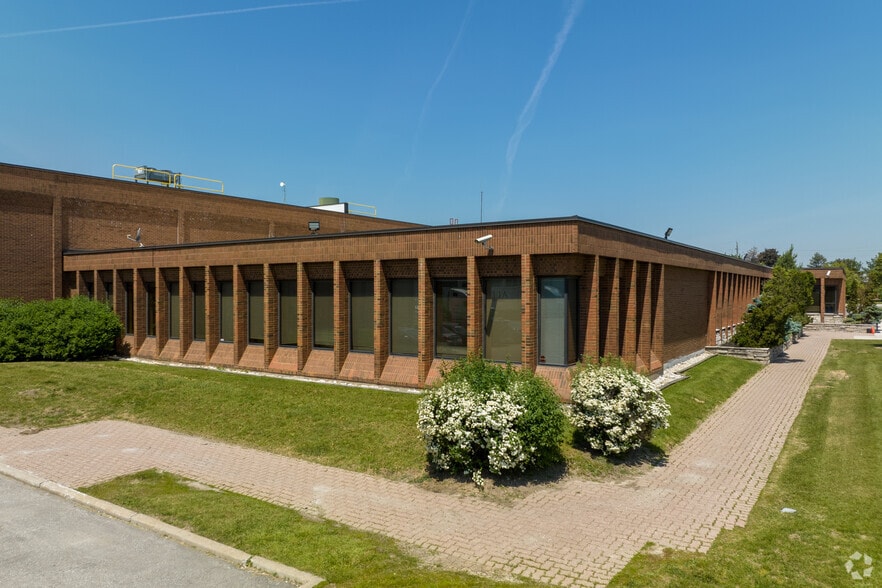 330 Humberline Dr, Toronto, ON à louer - Photo de l’immeuble – Image 2 sur 6