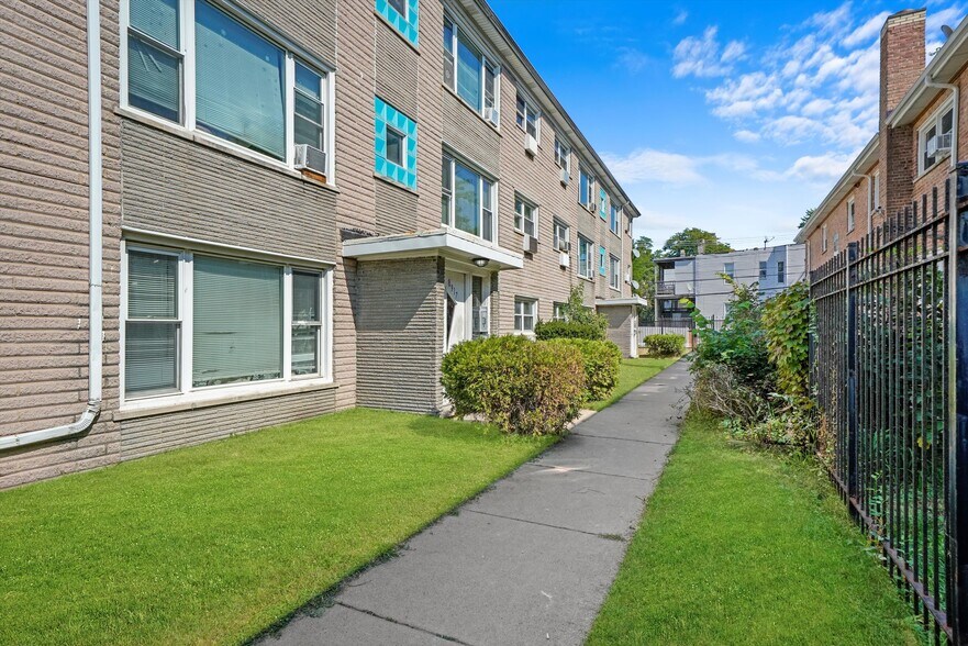 8917 S Cottage Grove Ave, Chicago, IL à vendre - Photo de l’immeuble – Image 3 sur 17