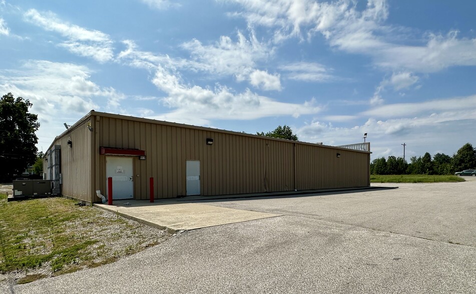 216 Colonels Way W, Henryville, IN à vendre - Photo de l’immeuble – Image 2 sur 9