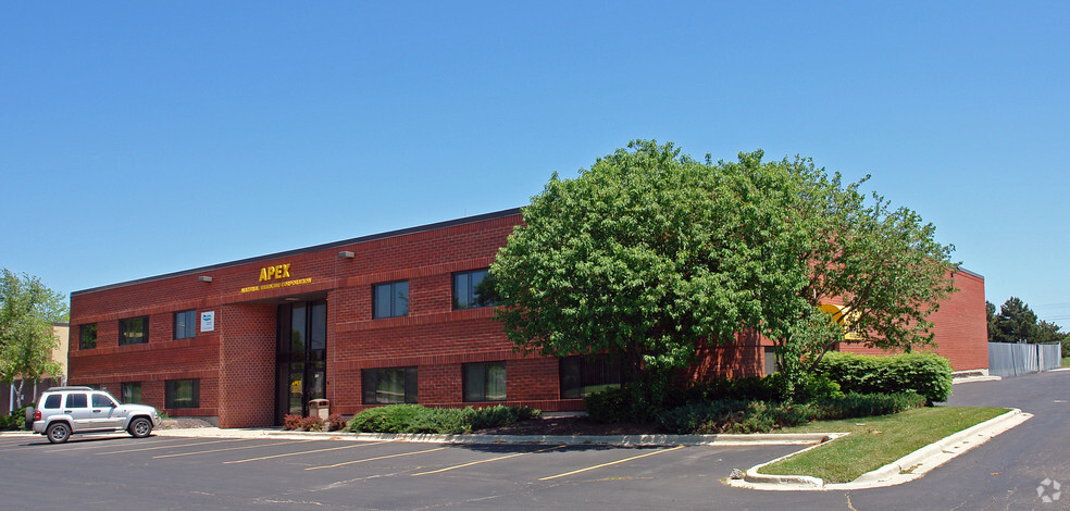 391 Charles Ct, West Chicago, IL à louer - Photo de l’immeuble – Image 1 sur 3