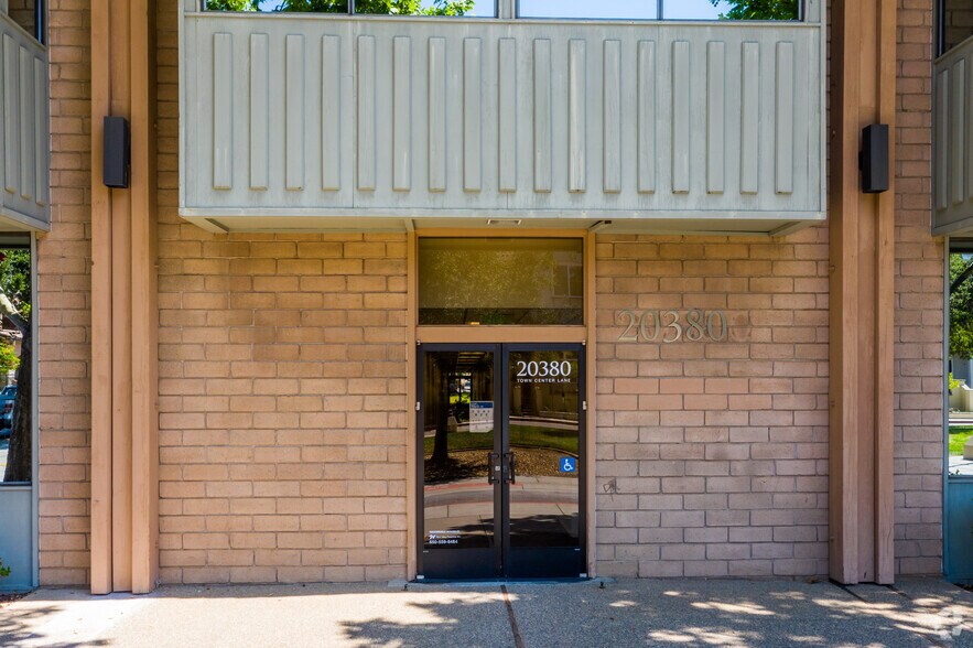 20380 Town Center Ln, Cupertino, CA à vendre - Photo de l’immeuble – Image 2 sur 8