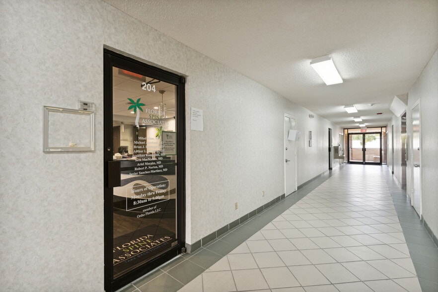 160 John F Kennedy Dr, Lake Worth, FL à louer - Photo intérieure – Image 3 sur 22