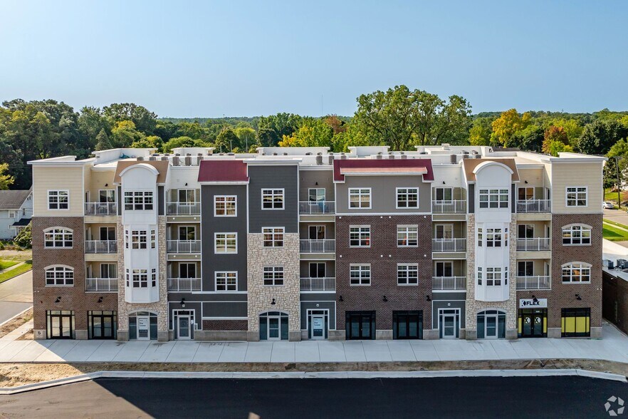 2222 E Michigan Ave, Lansing, MI à louer - Photo de l’immeuble – Image 3 sur 3
