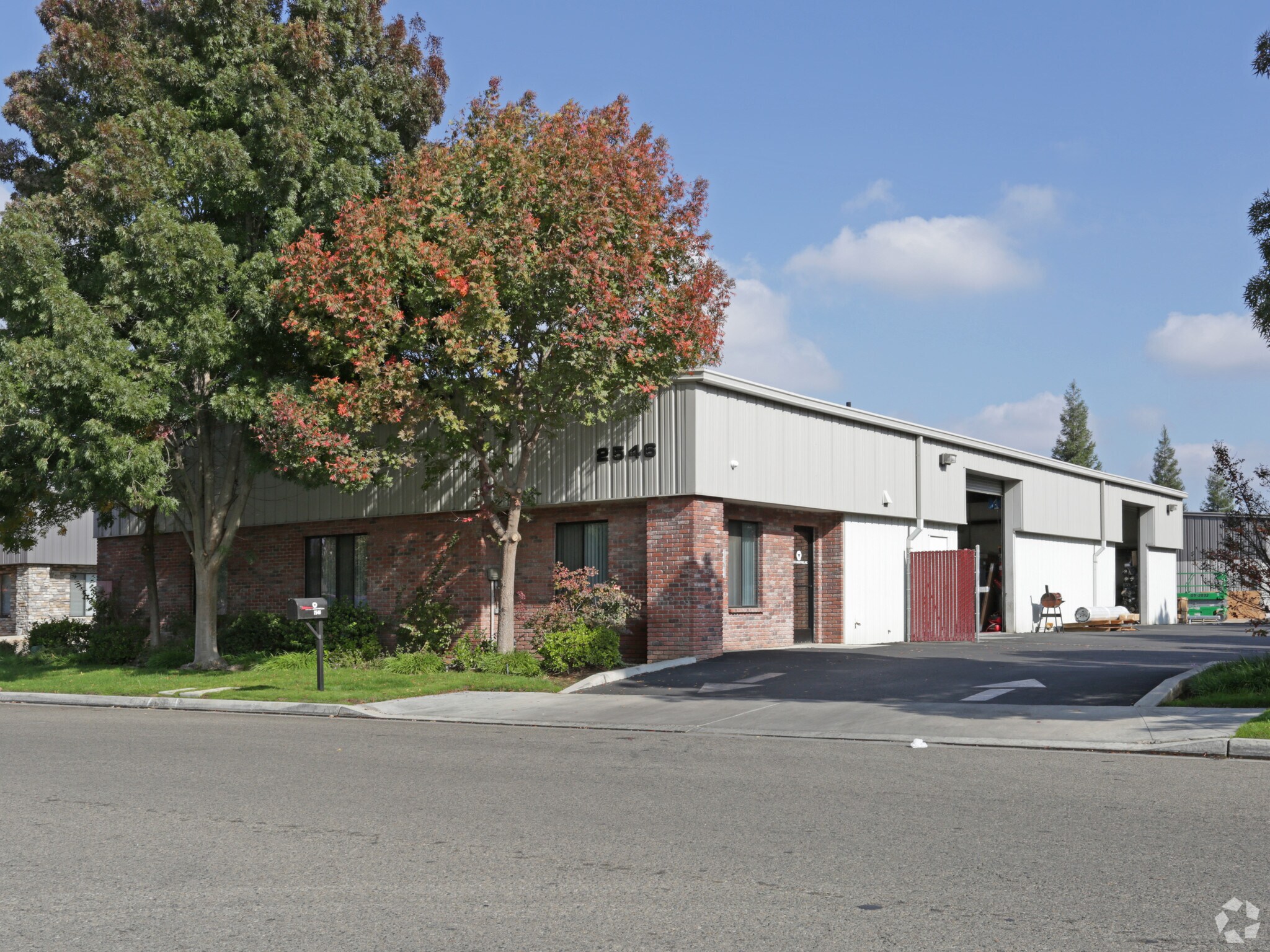 2546 N Business Park Ave, Fresno, CA à louer Photo principale– Image 1 sur 3