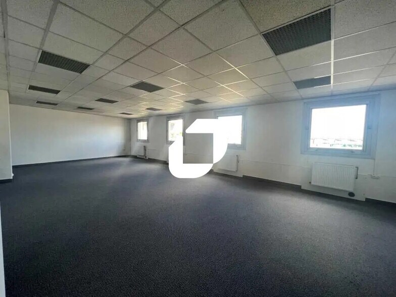 Bureau dans Saint-Ouen-sur-Seine à louer - Photo de l’immeuble – Image 3 sur 8