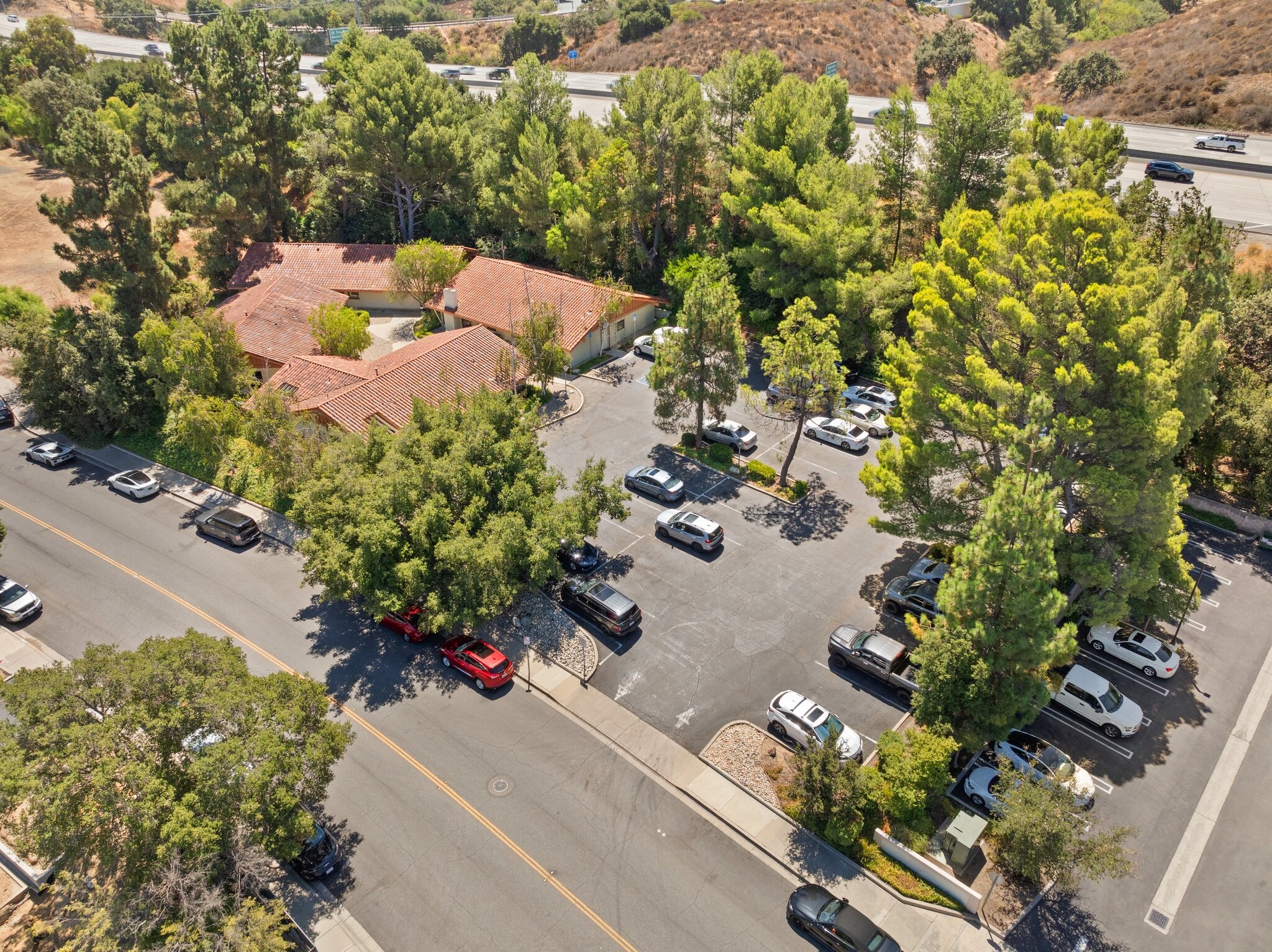 386-398 Lombard St, Thousand Oaks, CA à louer Photo de l’immeuble– Image 1 sur 2