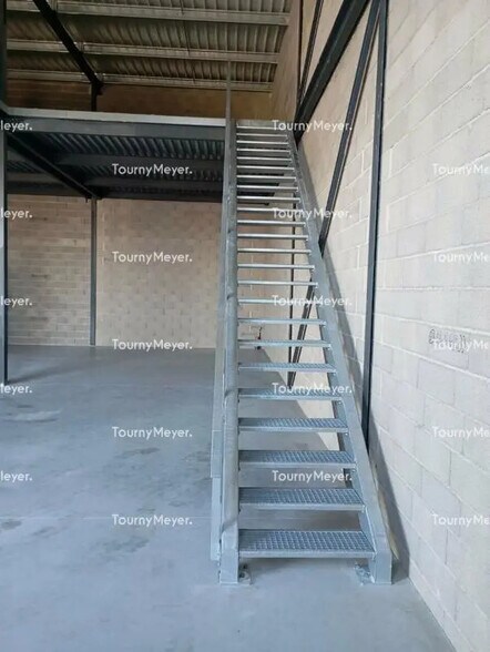 Local d'activités dans Saint-Georges-d'Orques à vendre - Photo intérieure – Image 2 sur 6