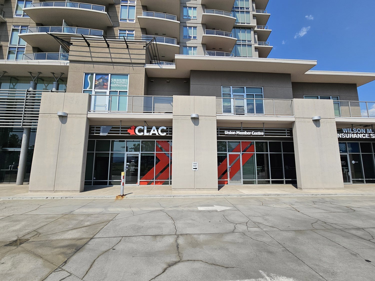 2040 Springfield Rd, Kelowna, BC à vendre Photo principale– Image 1 sur 3