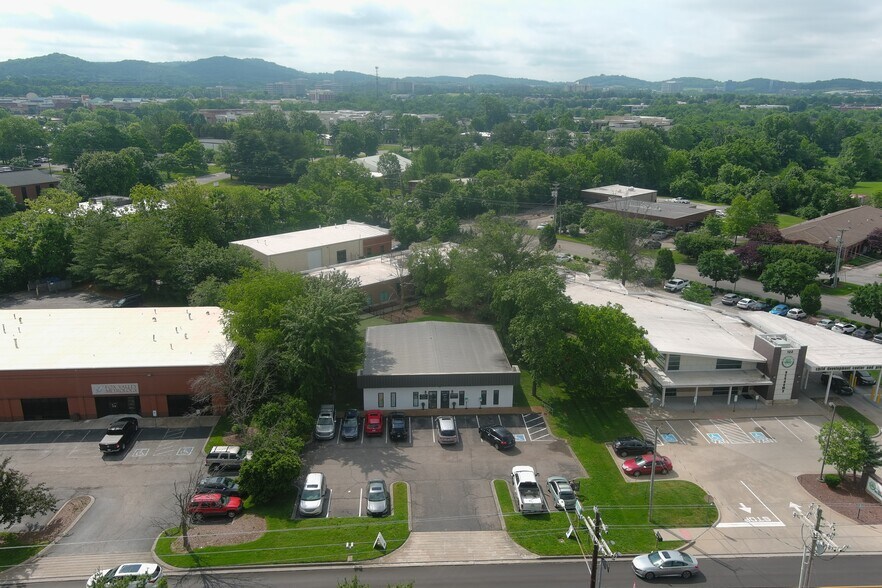 120 Seaboard Ln, Franklin, TN à louer - Photo de l’immeuble – Image 3 sur 4