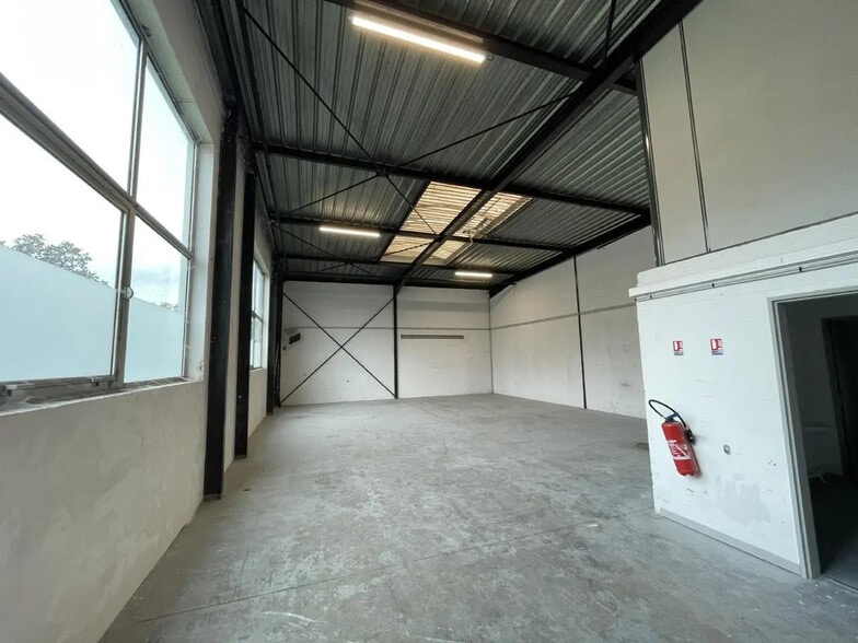 Local d’activités dans SAINT-OUEN-L'AUMONE à louer - Photo de l’immeuble – Image 2 sur 11