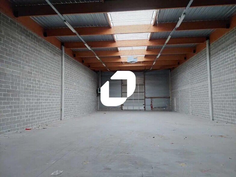 Local d’activités dans Coignières à louer - Photo de l’immeuble – Image 1 sur 7