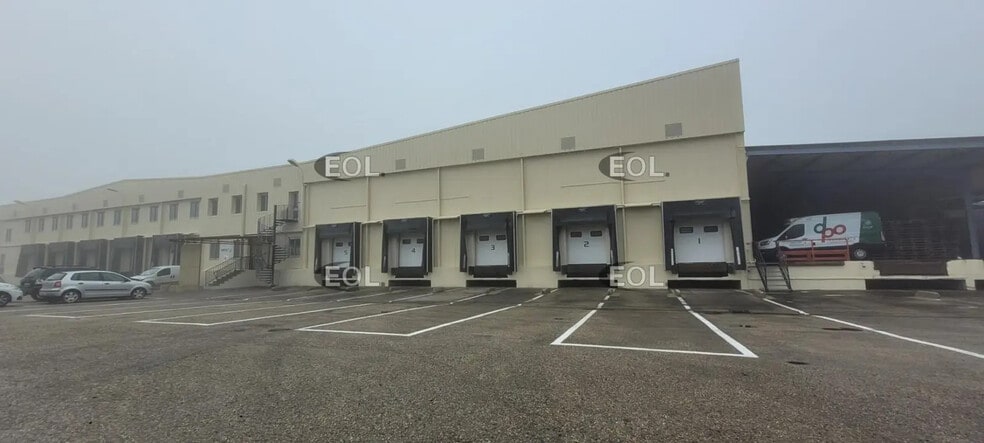 Industriel/Logistique dans  à louer - Photo de l’immeuble – Image 1 sur 9