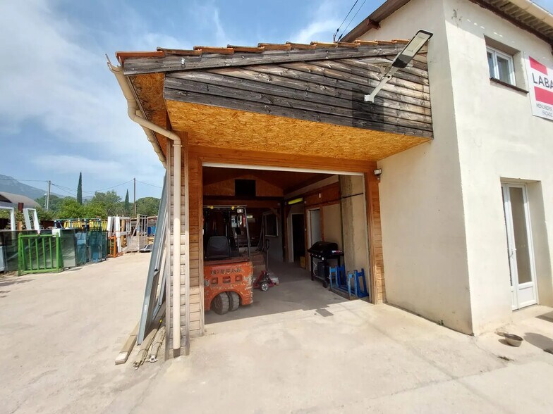 Local d’activités dans La Farlède à louer - Photo de l’immeuble – Image 2 sur 14