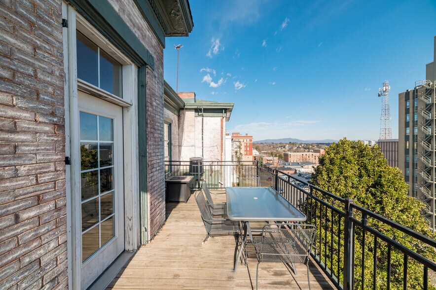 802 Court St, Lynchburg, VA à vendre - Photo de l’immeuble – Image 3 sur 3