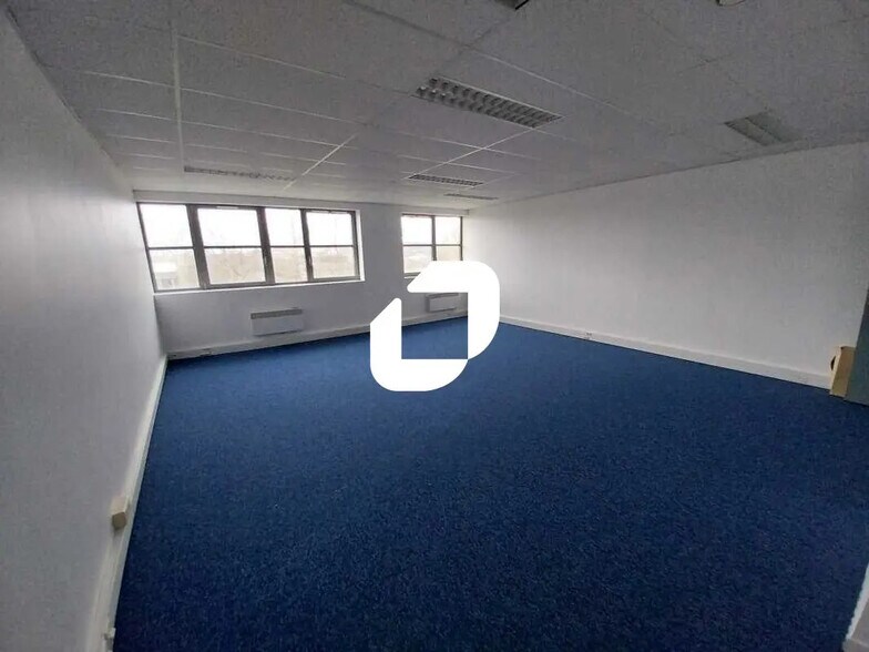 Bureau dans Poissy à louer - Photo de l’immeuble – Image 2 sur 4