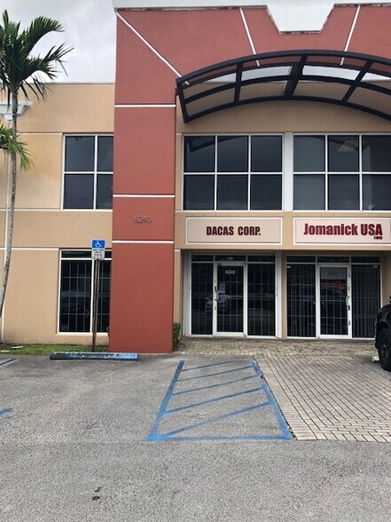 8240 NW 30th Ter, Doral, FL à louer - Photo principale – Image 3 sur 11