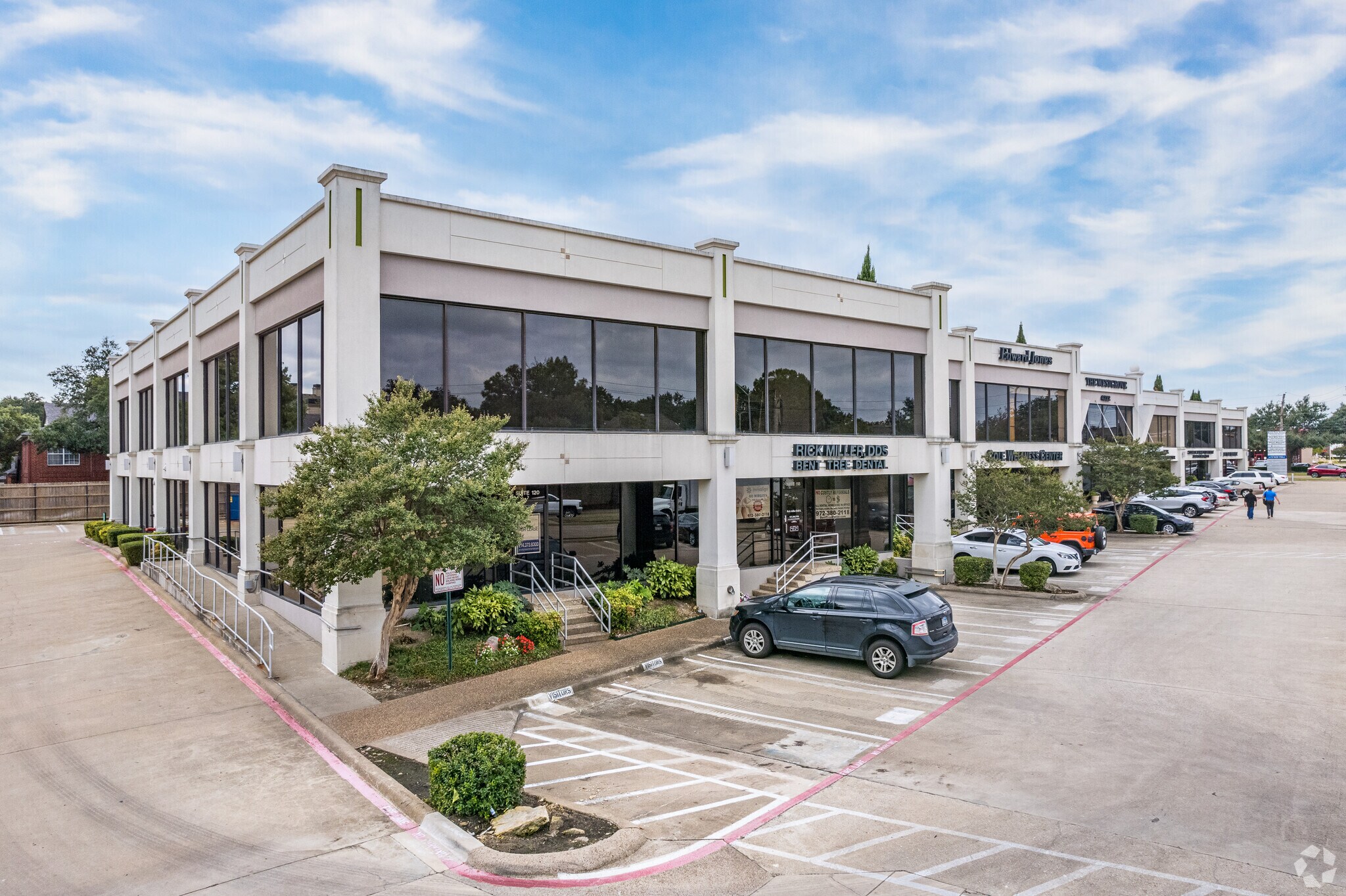 4222 Trinity Mills Rd, Dallas, TX à louer Photo de l’immeuble– Image 1 sur 9