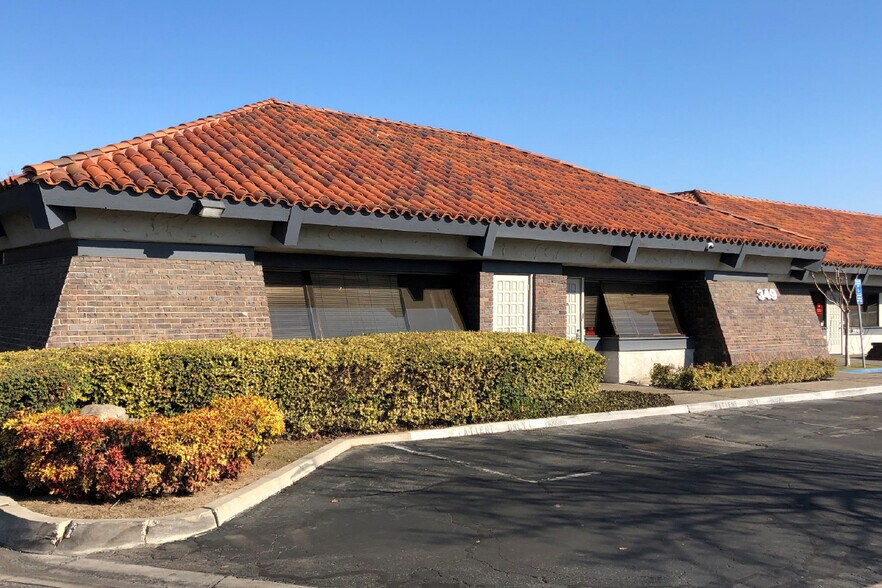 349 E Bullard Ave, Fresno, CA à louer - Photo de l’immeuble – Image 2 sur 3