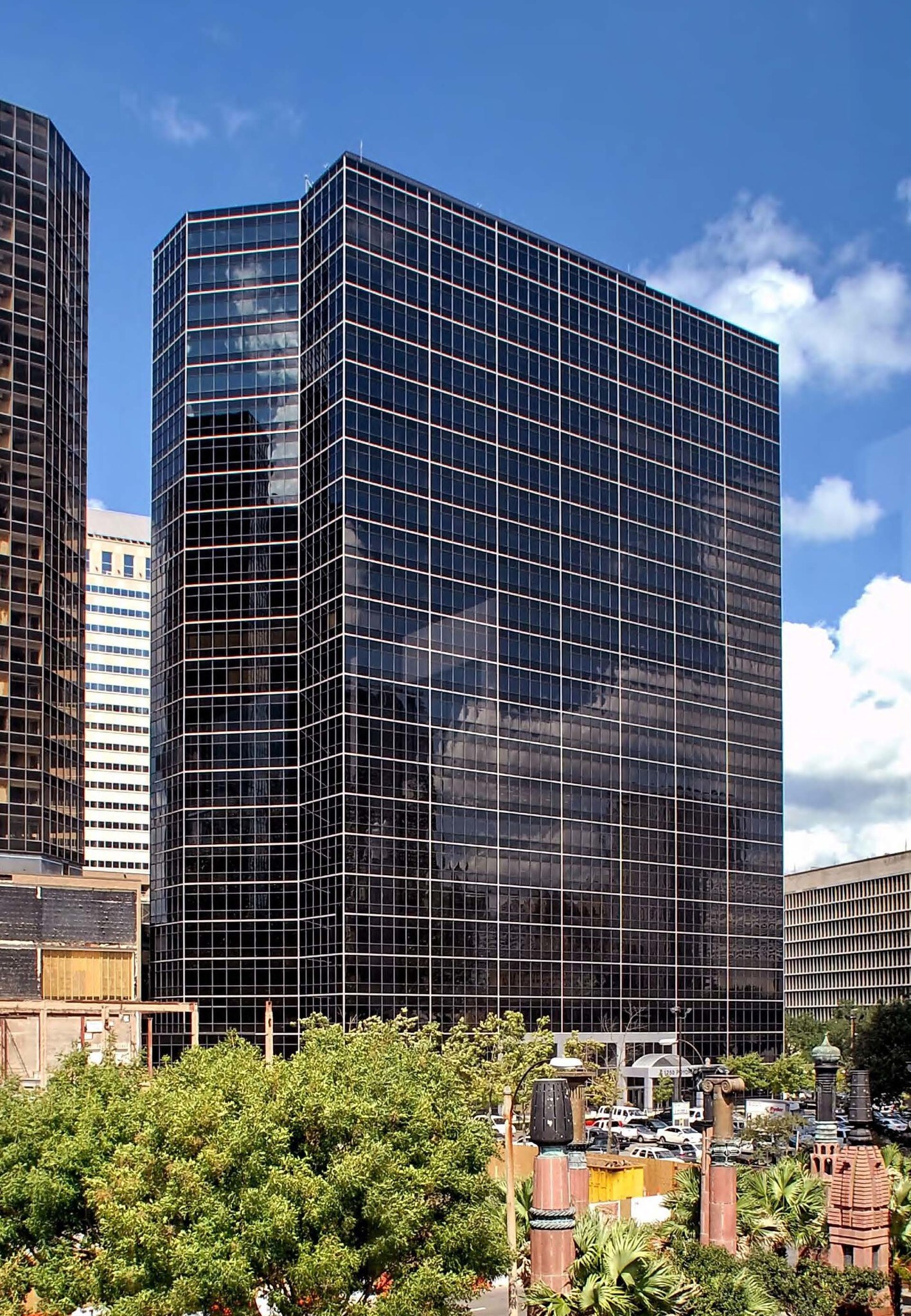 1250 Poydras St, New Orleans, LA à louer Photo de l’immeuble– Image 1 sur 2