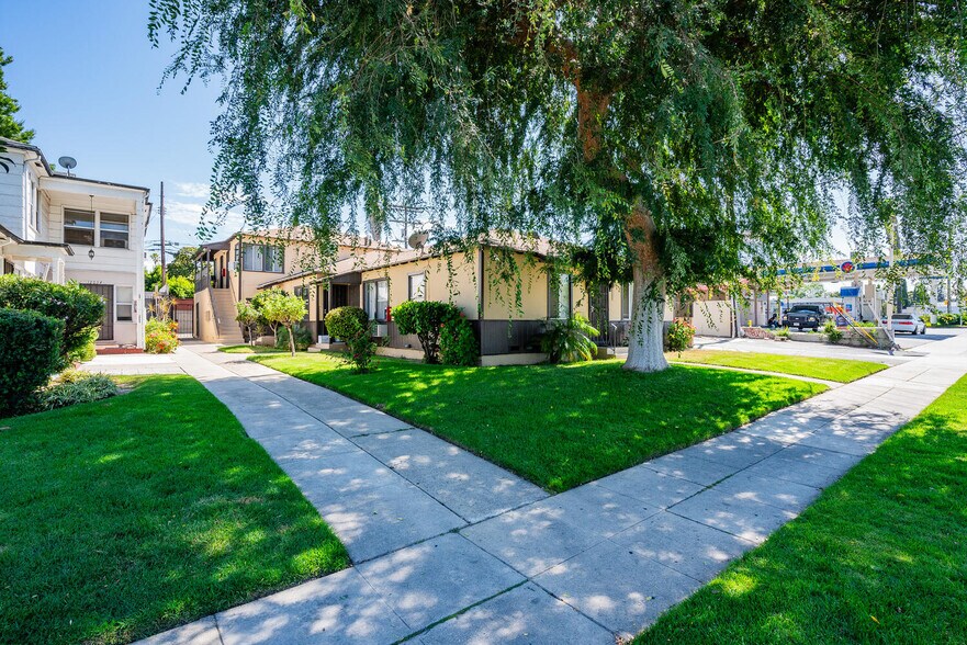 12036 Magnolia Blvd, Valley Village, CA à vendre - Photo de l’immeuble – Image 3 sur 18