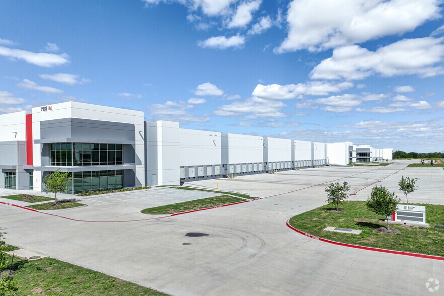 7500-7601 Oak Grove Rd, Fort Worth, TX à louer - Photo de l’immeuble – Image 2 sur 13
