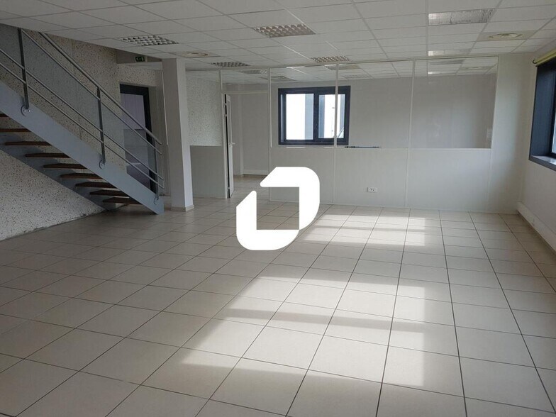 Local d’activités dans Meyzieu à louer - Photo intérieure – Image 2 sur 8