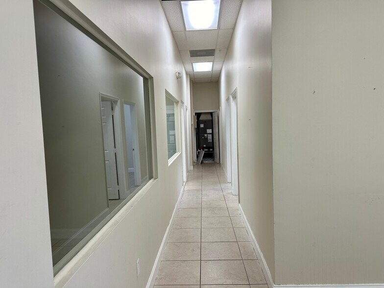 73 SW 12th Ave, Dania Beach, FL à louer - Photo de l’immeuble – Image 3 sur 14