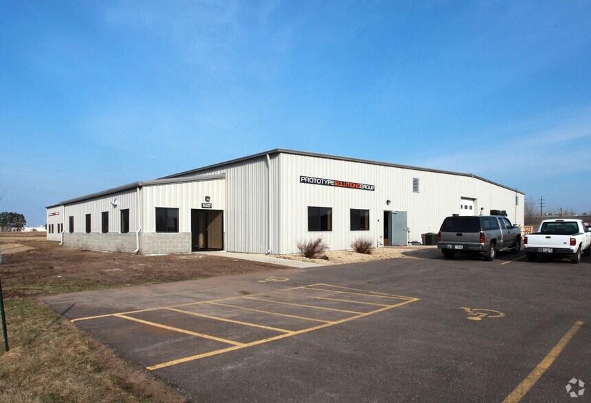 1621 Indianhead Dr NE, Menomonie, WI à vendre - Photo principale – Image 1 sur 4