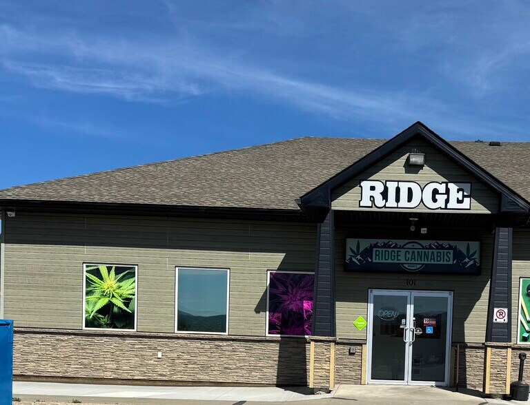 320 Founders St, Tumbler Ridge, BC à louer - Photo principale – Image 1 sur 2