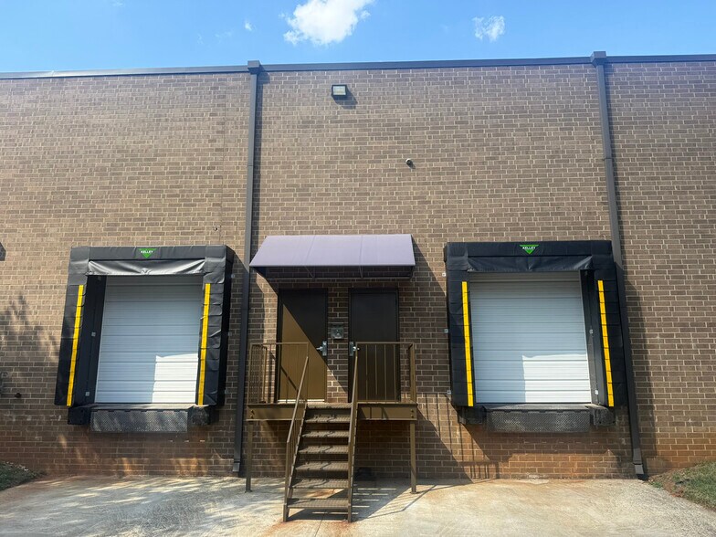 7001 Cessna Dr, Greensboro, NC à louer - Photo de l’immeuble – Image 2 sur 6