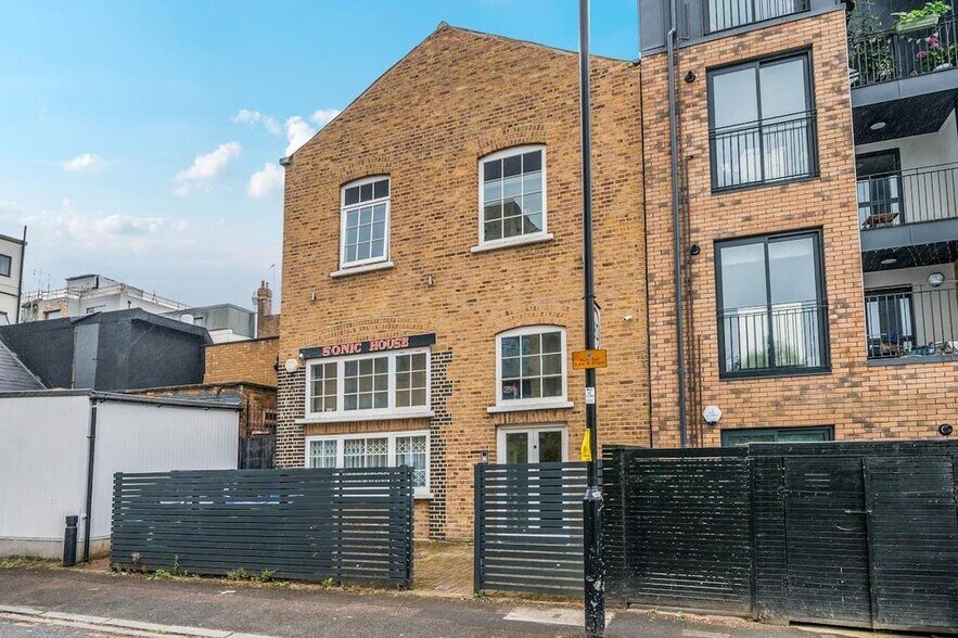 Singapore Rd, Londres à vendre - Photo de l’immeuble – Image 1 sur 28
