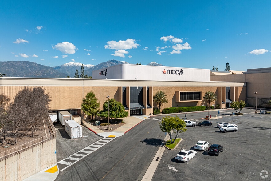 5060 Montclair Plaza Ln, Montclair, CA à louer - Photo de l’immeuble – Image 2 sur 9