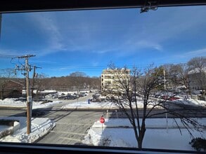 38 Montvale Ave, Stoneham, MA à louer Photo intérieure– Image 2 sur 6