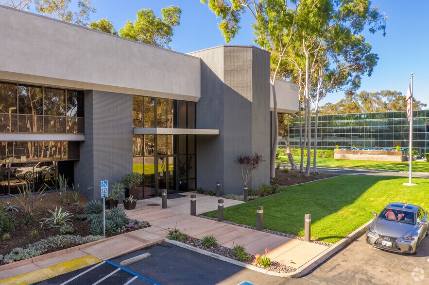10021 Willow Creek Rd, San Diego, CA à louer - Photo de l’immeuble – Image 3 sur 11