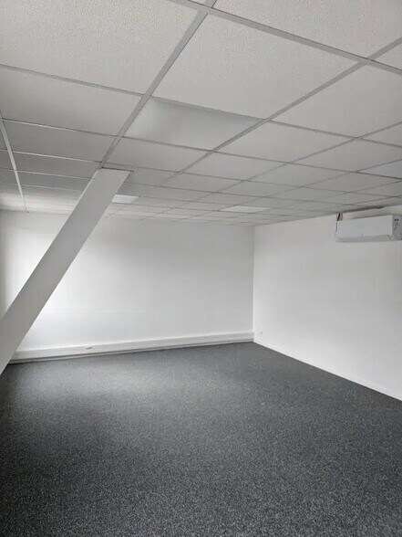 Bureau dans Bréal-sous-Montfort à louer - Photo de l’immeuble – Image 2 sur 7